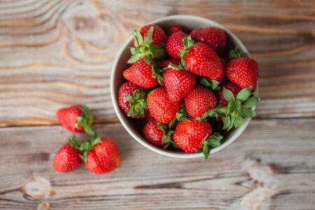 GardenShaman.eu Strawberries growing Erdbeeren anbauen